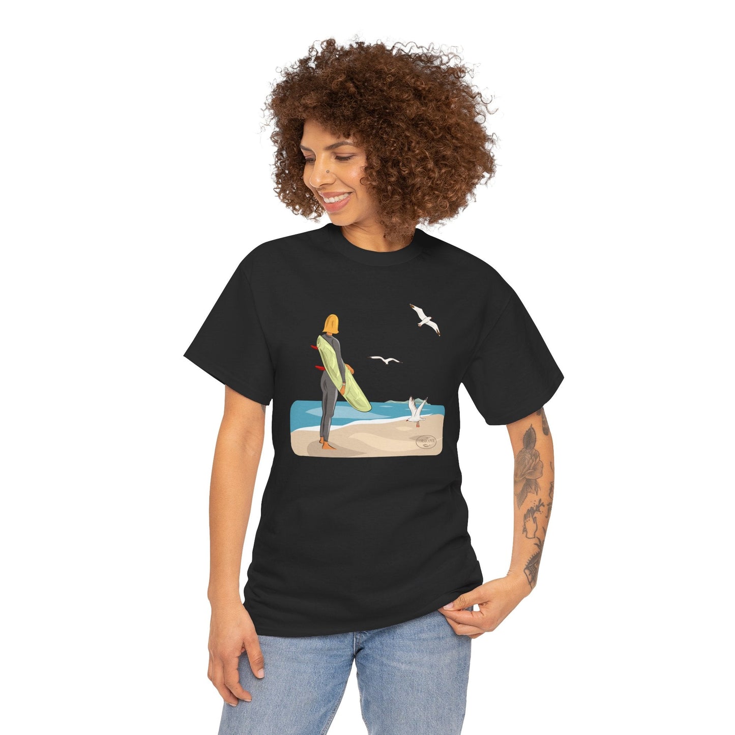La surfeuse et les mouettes - T-shirt graphique unisexe en coton éco - responsable – - The Corsicaner