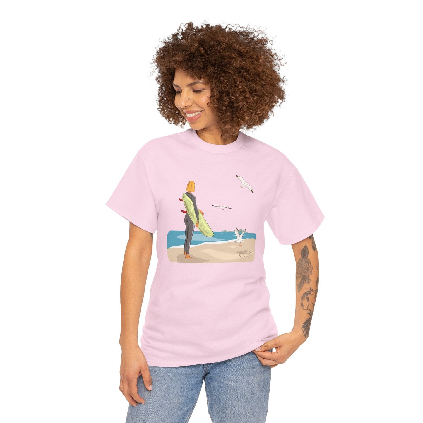 La surfeuse et les mouettes - T-shirt graphique unisexe en coton éco - responsable – - The Corsicaner