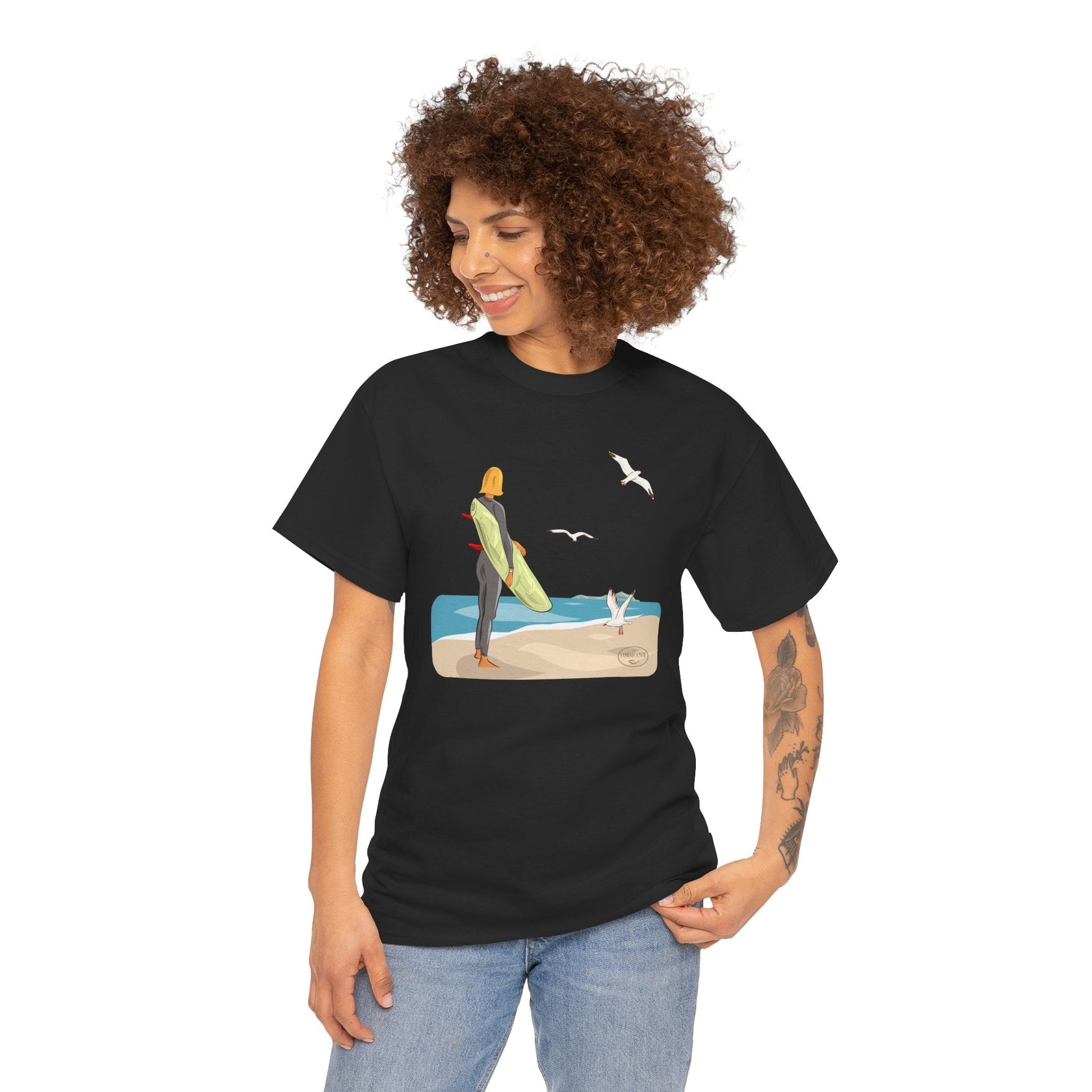 La surfeuse et les mouettes - T-shirt graphique unisexe en coton éco - responsable – - The Corsicaner