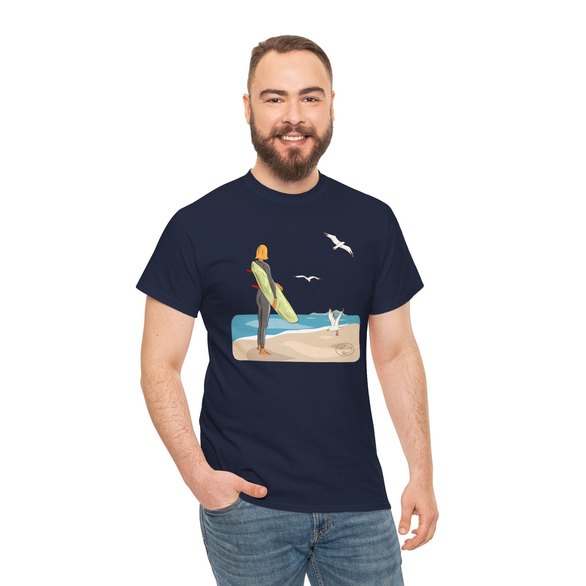 La surfeuse et les mouettes - T-shirt graphique unisexe en coton éco - responsable – - The Corsicaner