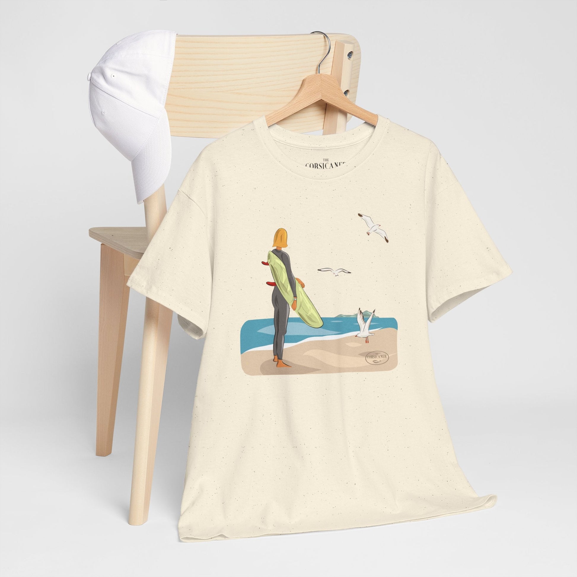 "La surfeuse et les mouettes" - T-shirt unisexe 100% coton éco - responsable - The Corsicaner