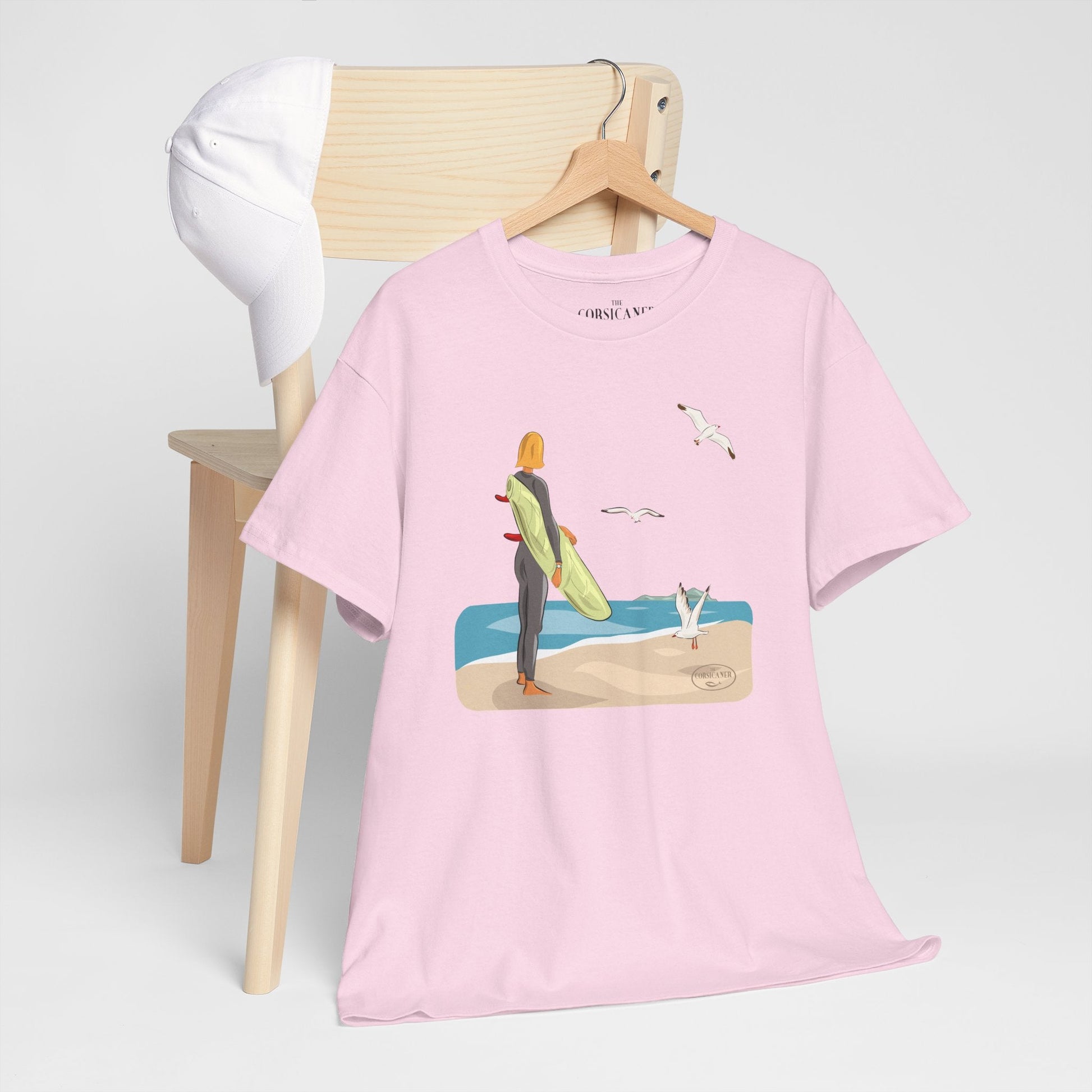 "La surfeuse et les mouettes" - T-shirt unisexe 100% coton éco - responsable - The Corsicaner